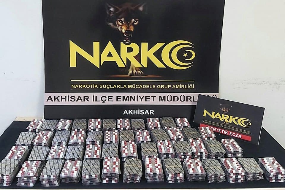 Manisa'nın Alaşehir il&ccedil;esinde, ş&uuml;pheyle&nbsp;durdurulan ara&ccedil;ta yapılan aramada, 5 bin 600