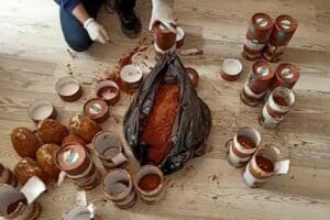 İzmir'in Buca il&ccedil;esinde, g&uuml;nl&uuml;k kiralık eve yapılan ve narkotik dedekt&ouml;r