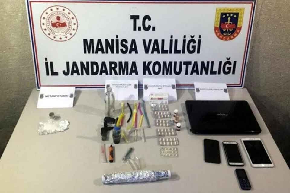 Akhisar İl&ccedil;e Jandarma Komutanlığı ekipleri, istihbarat &ccedil;alışmasıyla R.T. (35), S.Ş.