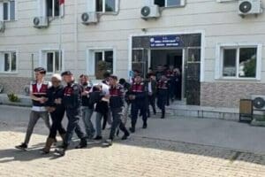İzmir'in Buca ve Torbalı il&ccedil;elerinde 14 adrese yapılan uyuşturucu baskınlarında