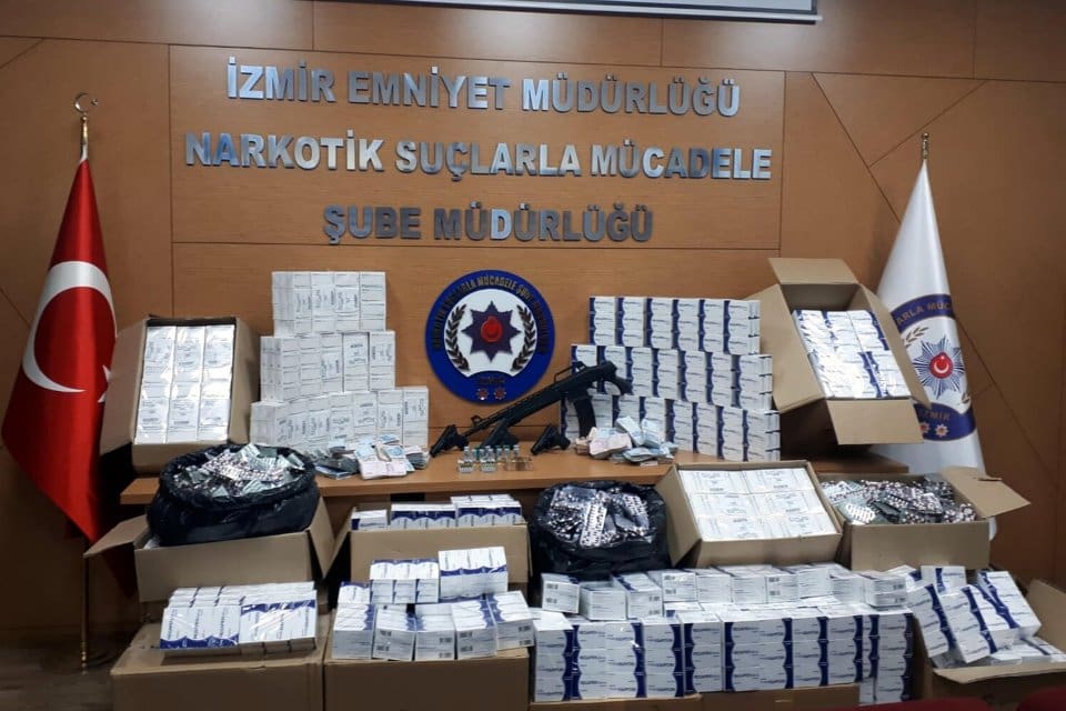 İzmir'de uyuşturucu operasyonunda yeşil re&ccedil;eteyle alınabilen 174 bin 958 sentetik