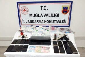 Muğla'da jandarmanın d&uuml;zenlediği operasyonda uyuşturucu maddeyle yakalanan 15 kişi g&ouml;zaltına