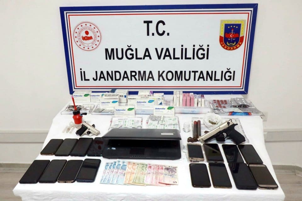 Muğla'da jandarmanın d&uuml;zenlediği operasyonda uyuşturucu maddeyle yakalanan 15 kişi g&ouml;zaltına