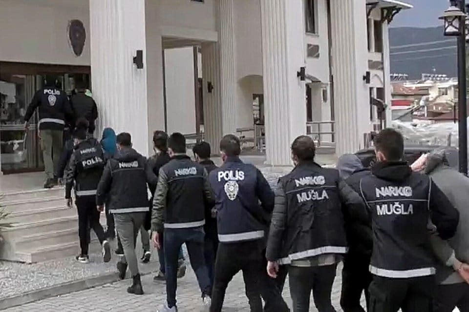 Muğla ve İzmir'de polisin d&uuml;zenlediği uyuşturucu operasyonunda 6 kişi daha