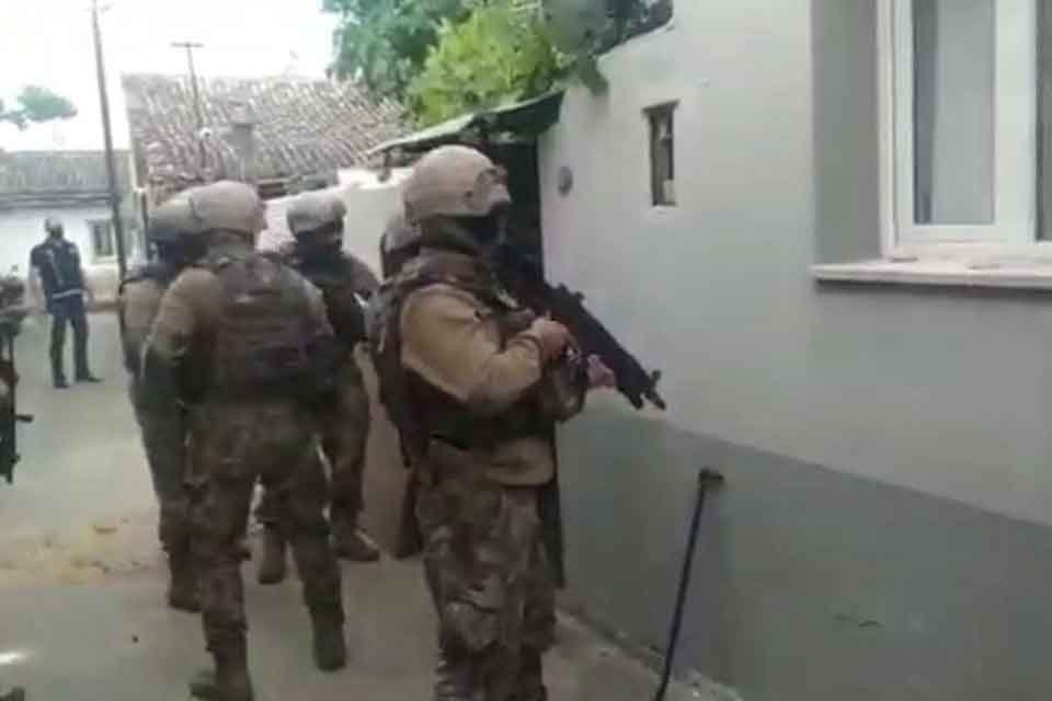 İZMİR'de, uyuşturucu ticareti yapanlara y&ouml;nelik operasyonda 69 kişi g&ouml;zaltına alındı.