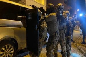 İstanbul'da polis ekipleri, &ccedil;ok sayıda adrese helikopter destekli eş zamanlı