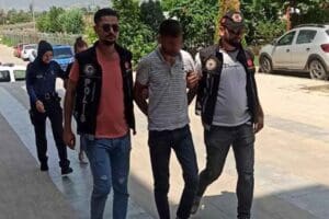 İZMİR'in &Ouml;demiş il&ccedil;esinde, uyuşturucu ticareti yaptığı belirlenen 2 ş&uuml;pheli yakalandı.