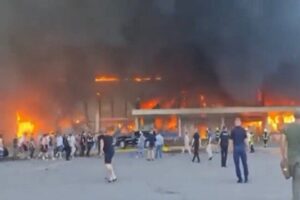 Ukrayna Devlet Başkanı Zelenski, "Rus f&uuml;zeleri Kremen&ccedil;uk'ta AVM'ye isabet etti.