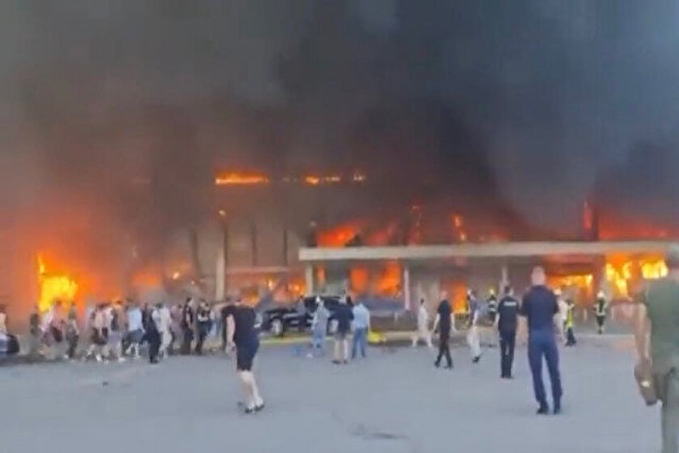 Ukrayna Devlet Başkanı Zelenski, "Rus f&uuml;zeleri Kremen&ccedil;uk'ta AVM'ye isabet etti.