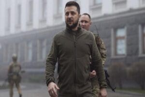 Zelenski'nin polar ceketi, Londra'da Ukrayna'yı desteklemek amacıyla d&uuml;zenlenen bir hayır