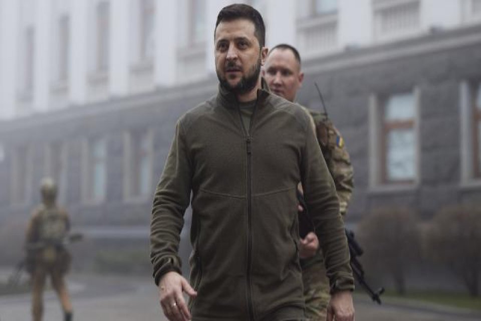 Zelenski'nin polar ceketi, Londra'da Ukrayna'yı desteklemek amacıyla d&uuml;zenlenen bir hayır