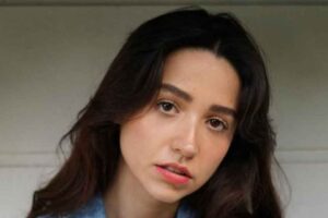 &Uuml;nl&uuml; şarkıcı Zeynep Bastık, merdivenlerden d&uuml;şerek omurga kemiklerini kırdı. Bastık'tan