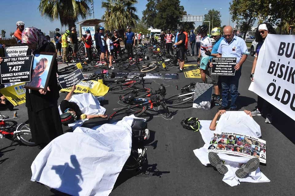İzmir'in Karşıyaka il&ccedil;esinde bir araya gelen bisiklet kullanıcıları, bisiklet sporcusu