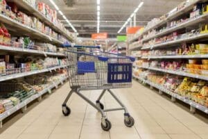 K&uuml;&ccedil;&uuml;k ve orta &ouml;l&ccedil;ekli esnafın rekabette zorlandığı zincir marketlere ilişkin