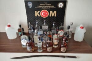 Muğla'da, &uuml;rettikleri sahte alkol&uuml; kargoyla&nbsp;piyasa s&uuml;renlere y&ouml;nelik 'Zincir' operasyonunda g&ouml;zaltına