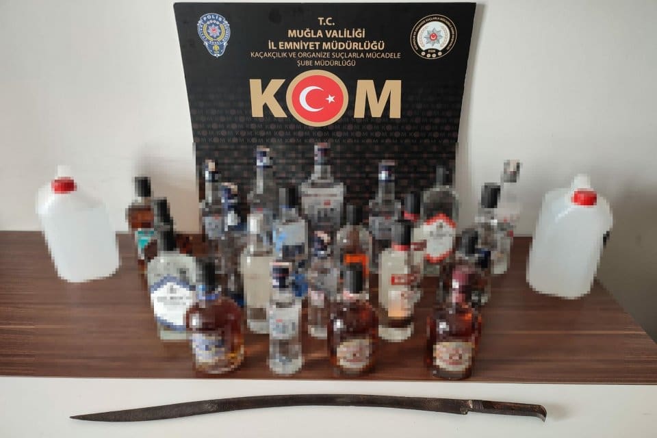 Muğla'da, &uuml;rettikleri sahte alkol&uuml; kargoyla&nbsp;piyasa s&uuml;renlere y&ouml;nelik 'Zincir' operasyonunda g&ouml;zaltına