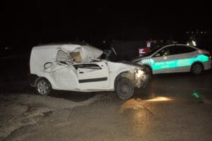 İzmir'in Kemalpaşa il&ccedil;esinde meydana gelen ve 3 aracın karıştığı trafik