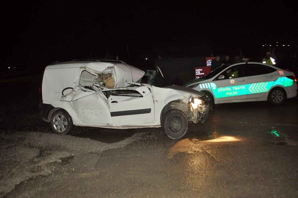 İzmir'in Kemalpaşa il&ccedil;esinde meydana gelen ve 3 aracın karıştığı trafik