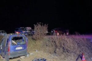 Afyonkarahisar'da 3 aracın karıştığı zincirleme trafik kazasında 2 kişi yaşamını