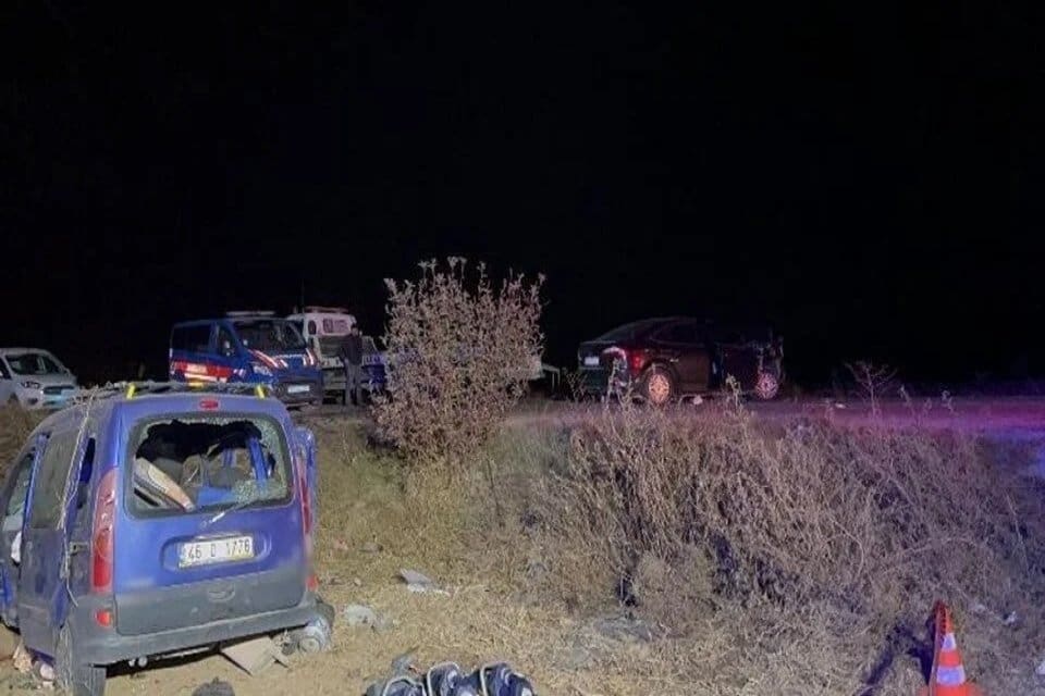 Afyonkarahisar'da 3 aracın karıştığı zincirleme trafik kazasında 2 kişi yaşamını