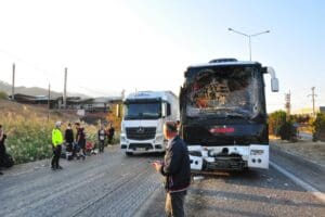 Manisa'da yolcu otob&uuml;s&uuml;, iş&ccedil;i servisi, minib&uuml;s ve otomobillerin karıştığı zincirleme
