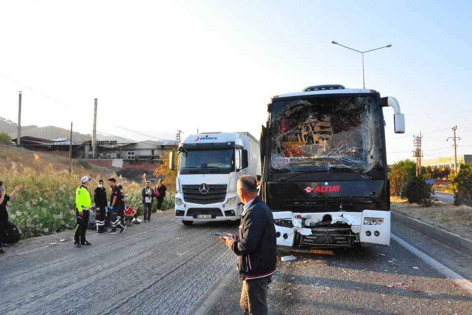 Manisa'da yolcu otob&uuml;s&uuml;, iş&ccedil;i servisi, minib&uuml;s ve otomobillerin karıştığı zincirleme