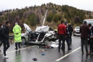 Ankara'da TEM otoyolunda 9 aracın karıştığı zincirleme trafik kazasında 4