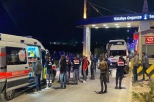 K&uuml;tahya'da,&nbsp;iki iş&ccedil;i servisi ve bir kamyonetin karıştığı zincirleme kazada 5