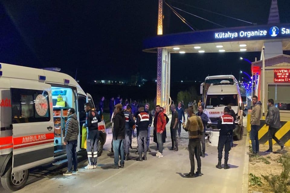 K&uuml;tahya'da,&nbsp;iki iş&ccedil;i servisi ve bir kamyonetin karıştığı zincirleme kazada 5