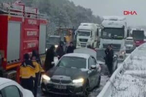 Anadolu Otoyolu'nun Bolu-Yedig&ouml;ller mevkiinde meydana gelen zincirleme trafik kazası nedeniyle