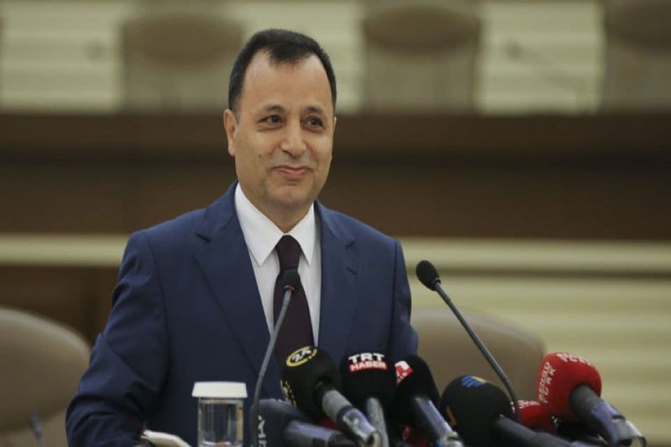 AYM Başkanı Z&uuml;ht&uuml; Arslan, "'Laiklik ilkesi, &ouml;zg&uuml;rl&uuml;klere kıydırılamayacak kadar değerli