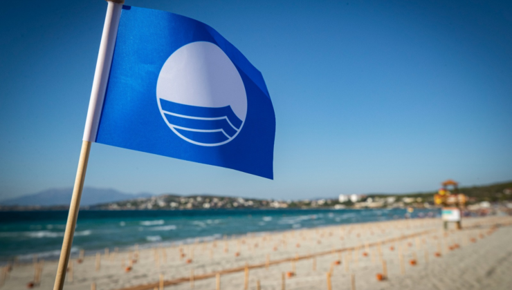 İzmir’de 41 halk plajının 40’ında Mavi Bayrak dalgalanıyor