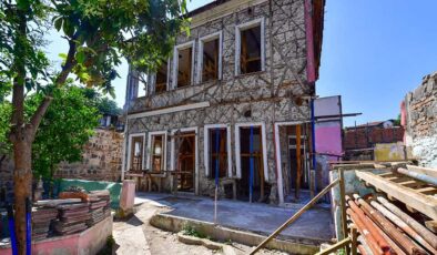 İzmir’in tarihi sokaklarına yeni bir soluk: Yapılar restorasyonla diriliyor