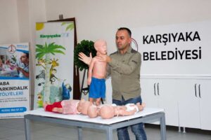Karşıyaka Belediyesi Sağlık İşleri Müdürlüğü düzenlediği ilk yardım kurslarıyla temel