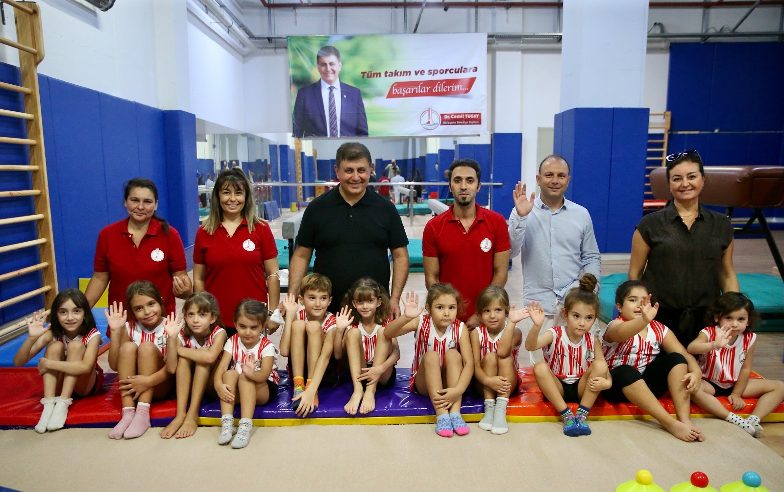 Karşıyaka Belediyesi, sosyal belediyecilik anlayışıyla düzenlediği ücretsiz kurslar ile aktif