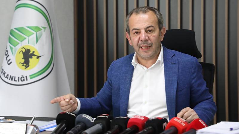 Özcan, geçen yıl belediye meclisindeki bir oylama sırasında el kaldıran