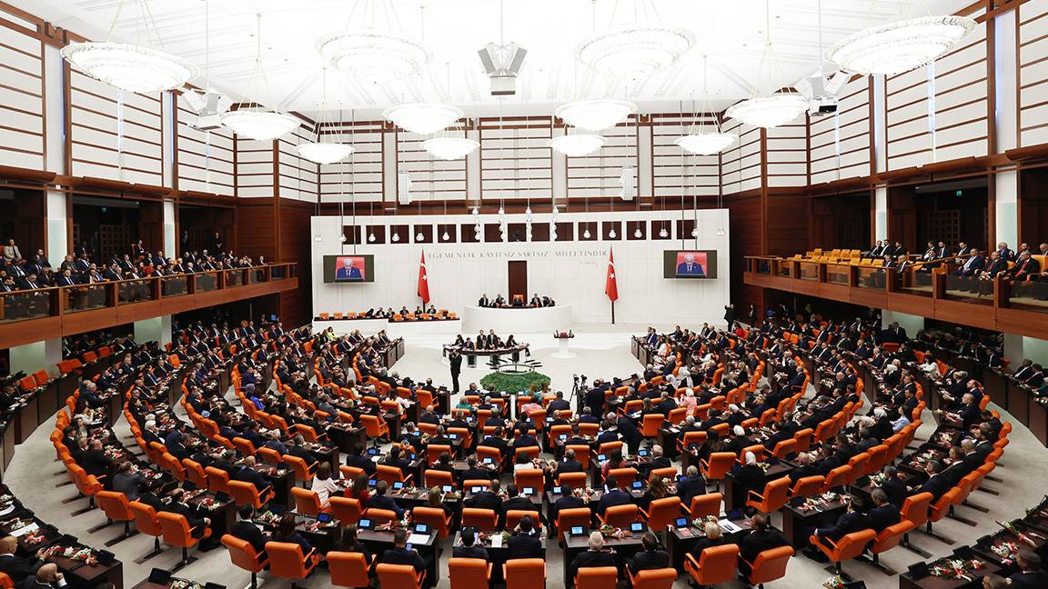Yeni başkan seçiminin öncesinde milletvekili seçilen eski bakanlar, Meclis’te yemin