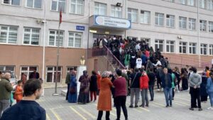 Öğrencilerin liseye geçiş sürecinde heyecanla beklediği LGS sınavı bugün gerçekleştiriliyor.