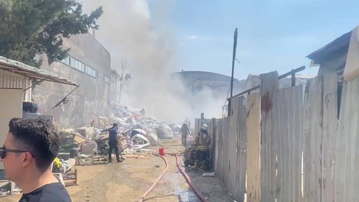 Tuzla’da Marmaray hattının yakınındaki bir geri dönüşüm tesisinde çıkan yangın