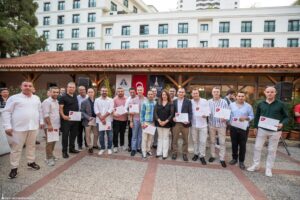İzmir'de Baba Eğitim Destek Programı'na katılan 109 baba sertifikalarını aldı.