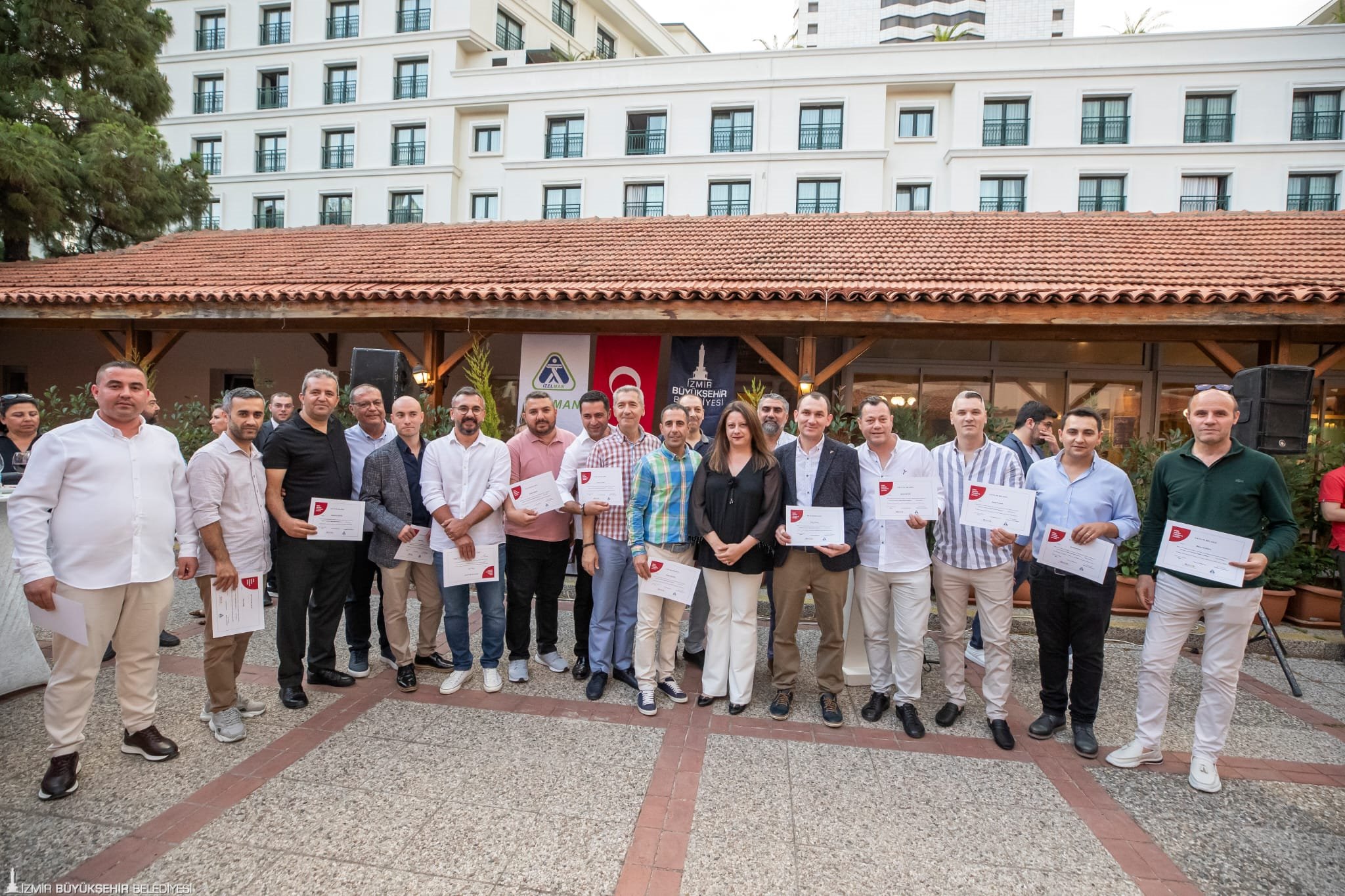 Artık onlar ‘Sertifikalı Baba’ İzmir'de Baba Eğitim Destek Programı'na katılan 109 baba sertifikalarını aldı.