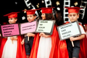 Karşıyaka'da okul öncesi eğitim yuvalarındaki minikler mezun oldu.