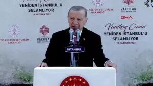 Cumhurbaşkanı Recep Tayyip Erdoğan, yangında zarar gördüğü için restore edilen Vaniköy