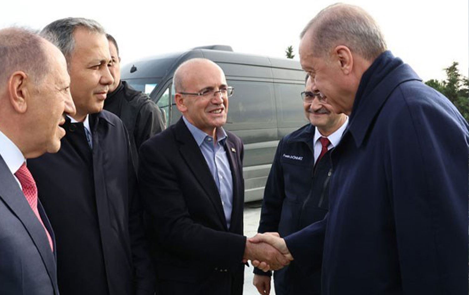 Mehmet Şimşek’e faiz arttırmak için izin… ‘Gerektiğinde yüzde 40’a çıkabilecek’ Kısa Dalga yazarı Sedat Bozkurt, Cumhurbaşkanı Recep Tayyip Erdoğan’ın, ekonomi yönetiminin mevcut yüzde 8,5