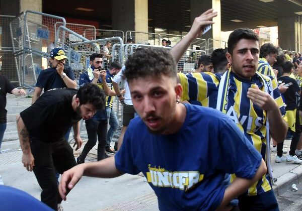 Fenerbahçe ve Başakşehir arasındaki final öncesi İzmir’de olaylar yaşandı