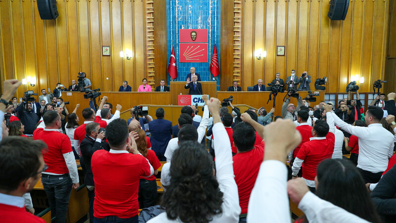 CHP Grup Başkanı Özgür Özel, basın mensuplarına yaptığı açıklamada, “Ben