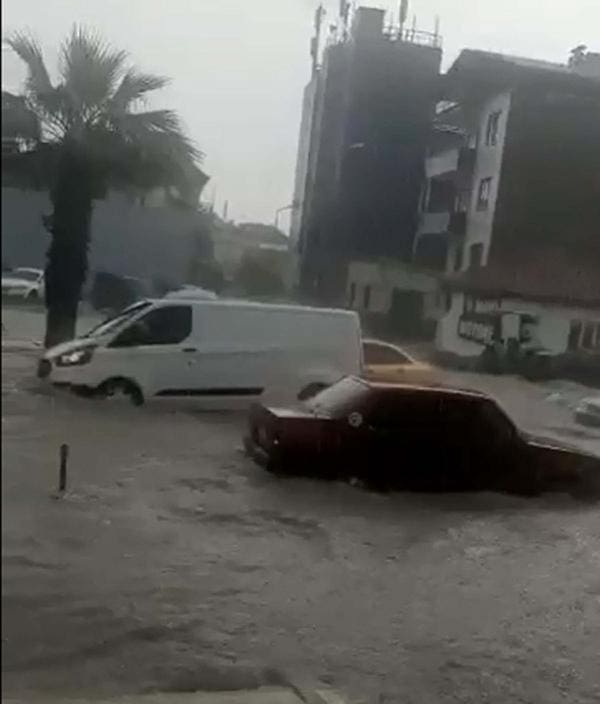 Kısa sürede yağan yağmur hayatı felç etti: Denizli sele teslim oldu