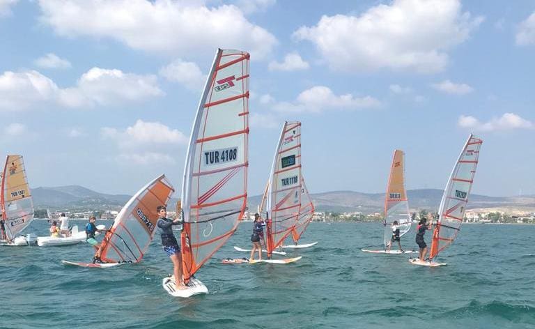 Aliağa’da renkli görüntülerle yelken turnuvası