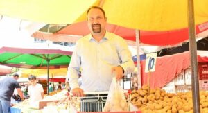 Çiğli'deki pazarlarda alışveriş arabaları kullanılmaya başlandı.