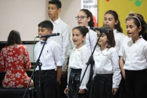 Yıl boyunca çalıştıklarını sahnede sergileyen öğrenciler, koro performanslarıyla beğeni topladı.